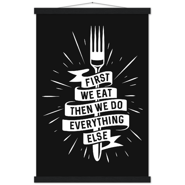 First we eat, then we do everything else | mat papier poster met houten hanger